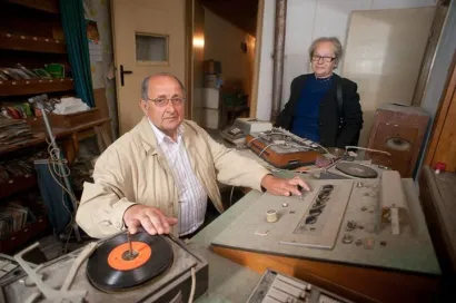 Jovo i Marija u nekada&scaron;njem studiju prije desetak godina, na katu dru&scaron;tvenog doma/Foto: Leon Hribljan (Bjelovarski list)