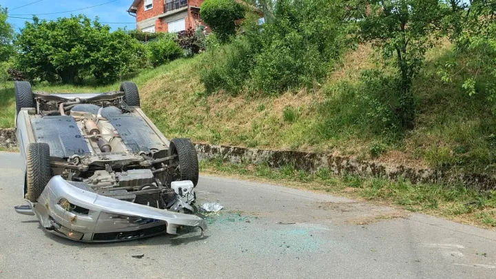 Vozilo je zavr&scaron;ilo na krovu/Foto: Čitatelj
