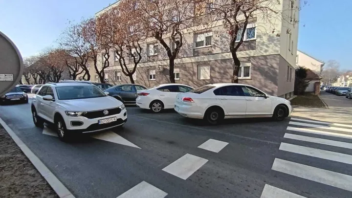Nepropisno parkirani automobili dodatno otežavaju preglednost/Foto: Slavica Trgovac Martan
