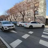 Nepropisno parkirani automobili dodatno otežavaju preglednost/Foto: Slavica Trgovac Martan