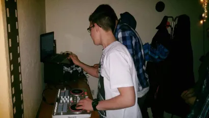 Jedan od prvih DJ nastupa na kućnom partyju s prijateljima/Foto: Privatni album