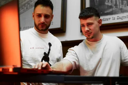 Prijatelji ga vjerno prate na nastupima/Foto: Privatni album