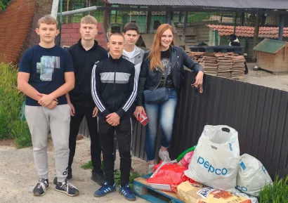 Nastavnica Kristina Vidak sa svojim učenicima u azilu/Foto: Obrtnička &scaron;kola Bjelovar