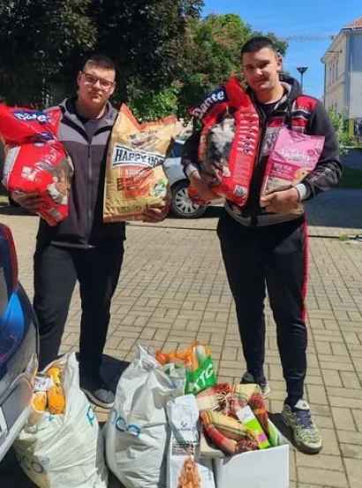 Učenici s hranom za pse i ostalim potrep&scaron;tinama/Foto: Obrtnička &scaron;kola Bjelovar