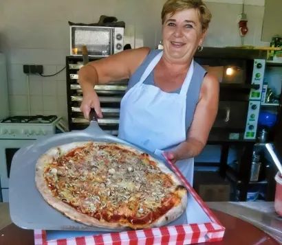 Majka Kata Kapelac s pizzom čiji recept se ne mijenja već 22 godine/Foto: Privatni album