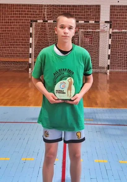 Roko Ambro&scaron; snimljen 2025. nakon osvajanja nagrade za najboljeg pucača trica/Foto: KK Daruvar '22
