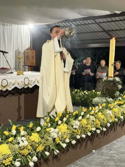 Cvijećem ukra&scaron;en vanjski prostor sveti&scaron;ta/Foto: Župa sv. Antuna Padovanskog