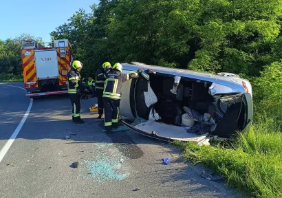 Dobrovoljni vatrogasci iz Lipika zajedno s ekipom Hitne medicinske pomoći izvlačili su ozlijeđene iz vozila/Foto: DVD Lipik