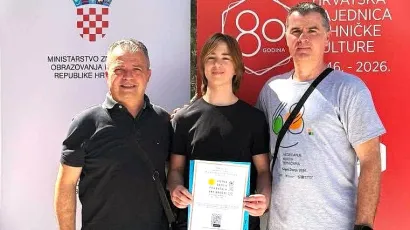 Lovro Antolović (u sredini) sa svojim mentorom Daliborom Barto&scaron;em/Foto: O&Scaron; Vladimira Nazora Daruvar