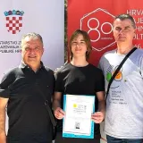 Lovro Antolović (u sredini) sa svojim mentorom Daliborom Barto&scaron;em/Foto: O&Scaron; Vladimira Nazora Daruvar