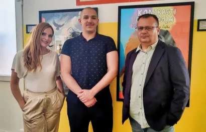 Nastavnica Kristina Vidak, Marko Pranić i ravnatelj Robert Marinić/Foto: Privarni album