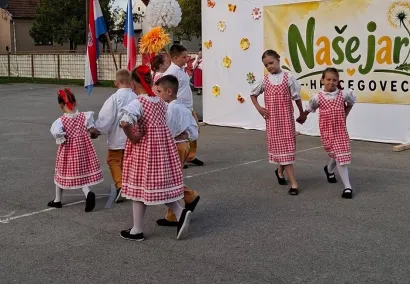 Pjesma i ples u sredi&scaron;tu Hercegovca/Foto: Če&scaron;ka beseda Hercegovac