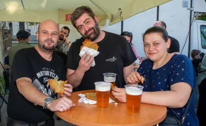 Najpoznatijii daruvarski konobar Aco (lijevo) uzivao je u pivu/ FotoPredrag Uskokovic/Grad Daruvar
