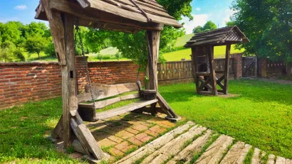 Starinska klupa za ljuljanje/Foto: OPG Doneski