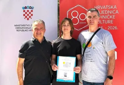Lovro Antolović (u sredini) sa svojim mentorom Daliborom Barto&scaron;em/Foto: O&Scaron; Vladimira Nazora Daruvar