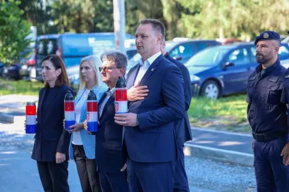 Položeni su vijenci i zapaljene svijeće/Foto: BBŽ