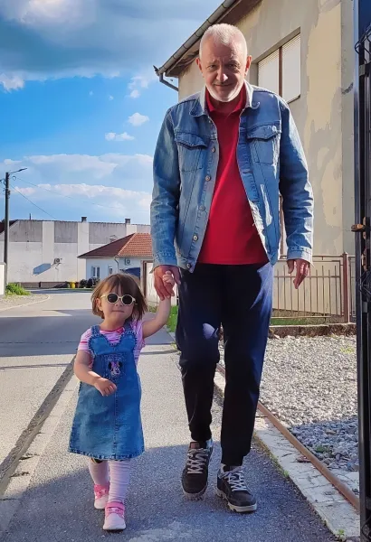 Ina u &scaron;etnji s djedom nevenom/Foto: Privatni album