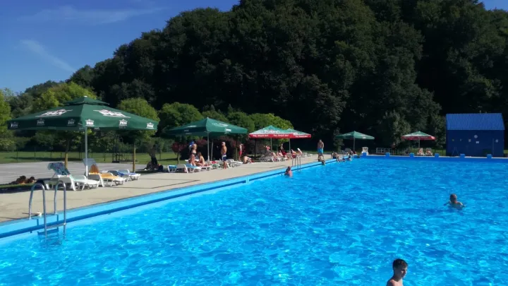 Ležaljke i suncobrani u cijeni su ulaznice na &scaron;androvačkom bazenu/Foto: Facebook bazen Gradina &Scaron;androvac