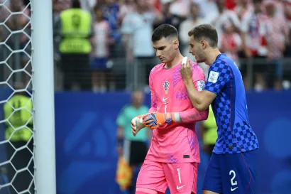 Dallas, Teksas, SAD, 170626.Dallas stadion. FIFA Svjetsko prvenstvo 2026. Nogometna utakmica 1. kola skupine L, Engleska - Hrvatska. Na fotografiji: Dominik Livakovic, Josip Stanisic. Foto: Boris Kovacev/CROPIX