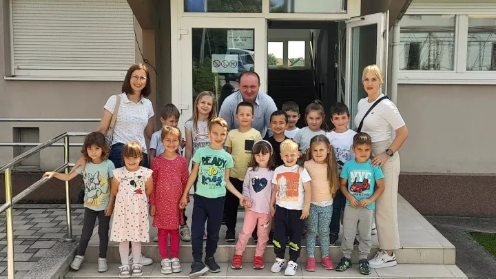 Gradonačelnik Josip Bilandžija s najmlađim sugrađanima/Foto: Grad Gare&scaron;nica