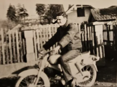 Antun Romozi s prvim motociklom kojeg je kupio/Foto: Privatni album