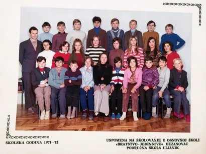 Razrednik Antun Romozi sa svojim učenicima iz područne osnovne &scaron;kole Uljanik. Snimljeno 1972. godine/Foto: Privatni album