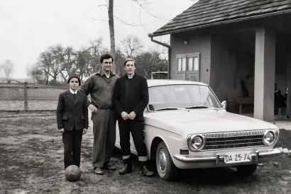 Fotografija iz Dežanovca, na prostoru iza njih danas se nalazi Dječji vrtić Dežanovac/Foto: Privatni album