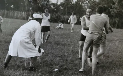 Doktor nogometa Antun Romozi iz zezancije igra nogomet u liječničkoj kuti/Foto: Privatni album