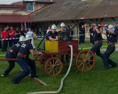 Vatrogasci su pokazali kako se vatra gasila nekad/Foto: JVP Gare&scaron;nica