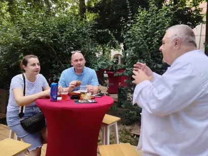 Branko je gostima rado objasnio sve o majburgeru/Foto: Slavica Trgovac Martan