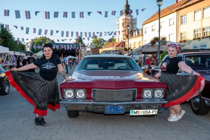 Oldtimeri i novi lokalni suvenir - daruvarske rockabilly haljine/Foto: Predrag Uskoković/Grad Daruvar