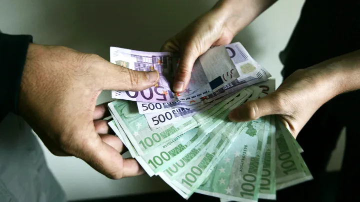 Lažna bankarica je nagovorila ženu da na ogradi ostavi veću količinu novca