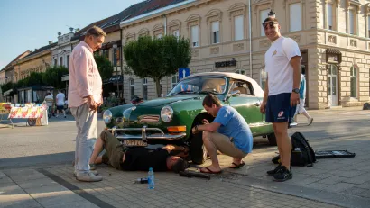 Ekipi koja je do&scaron;la iz Krapine i Zagreba otplala je guma na oldtimeru, ali su uspjeli rije&scaron;iti kvar/Foto: Sa&scaron;a Selihar