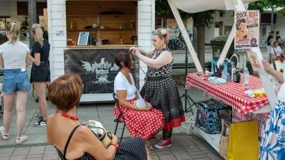 Na Trgu su mogle napraviti rockabilly frizure/Foto: Sa&scaron;a Selihar