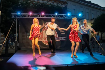 Plesačice i plesači pokraj pozornice podizali su atmosferu/Foto: Sa&scaron;a Selihar