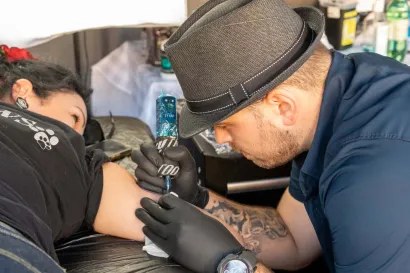 Daruvarski tattoo majstor Ivan Molnar tetovirao je posjetitelje/Foto: Sa&scaron;a Selihar