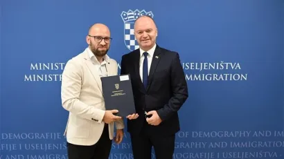 Gradonačelniku Pakraca Tomislavu Novincu ugovor je predao ministar demografije i useljeni&scaron;tva Ivan &Scaron;ipić/ Foto: Grad Pakrac
