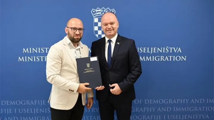 Gradonačelniku Pakraca Tomislavu Novincu ugovor je predao ministar demografije i useljeni&scaron;tva Ivan &Scaron;ipić/ Foto: Grad Pakrac