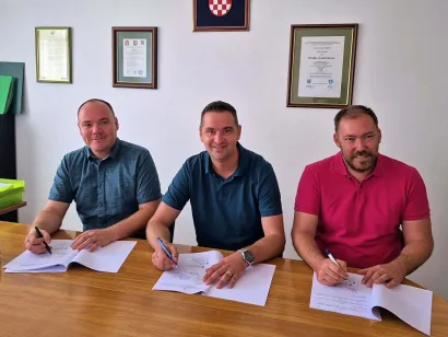 Načelnik je potpisao ugovore za ovaj vrijedan projekt/Foto: Općina Veliko Trojstvo