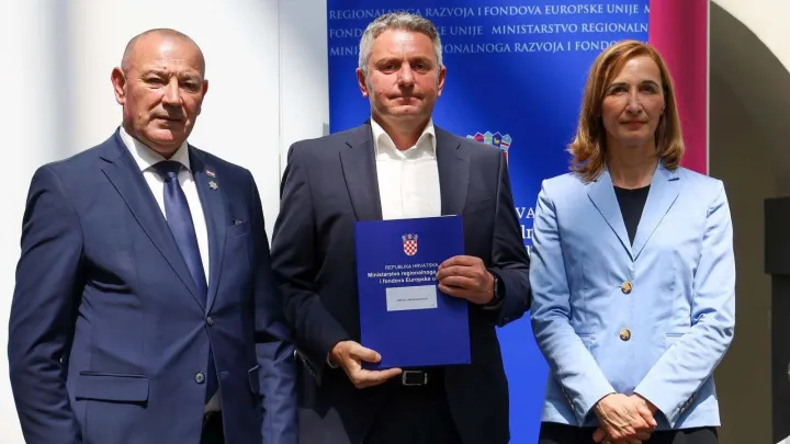 Načelnik Boro Ba&scaron;ljan preuzeo je vrijedan ugovor/Foto: Općina Hercegovac