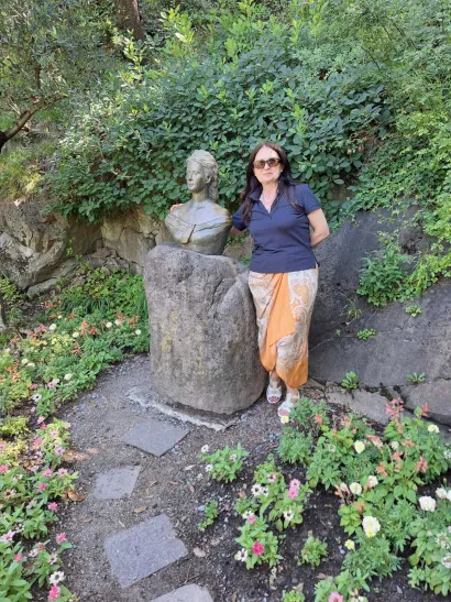 Pored statue omiljene povijesne ličnosti/Foto: Privatni album