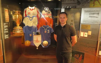 Maričić uz vitrinu Rukomet gdje su dresovi Bjelovarca Hrvoja Horvata Cvebe s OIM&uuml;nchen 1972. i opro&scaron;tajne utakmice s RK Partizan/Foto: Hrvatski &scaron;portski muzej