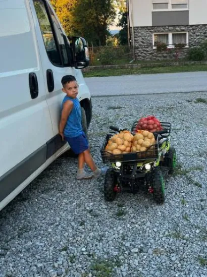 Tko ne bi kupio povrće od ovako simpatičnom prodavača?/Foto: Privatni album