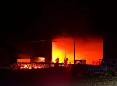 Vatra je zahvatila strojeve i drvnu građu/Foto: DVD Pakrac
