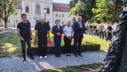 Poklonili su se predstavnici vlasti/Foto: Slavica Trgovac Martan