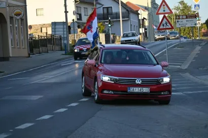 Kolona je pro&scaron;la kroz Pakrac i Lipik/Foto: Compas