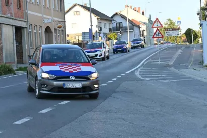 Sudionici su vozila ukrasili hrvatskim simbolima/Foto: Compas