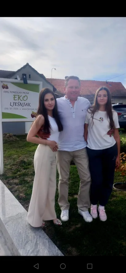 Ponosni tata s kćerima/Foto: Privatni album