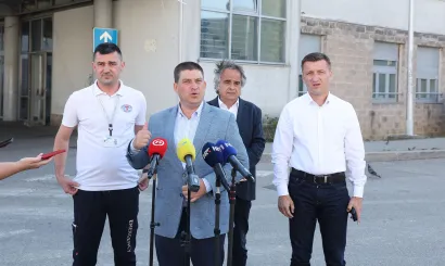 Zagreb, 080826.Klinicki bolnicki centar Zagreb, Kispaticeva ulica.Ministar mora, prometa i infrastrukture obisao je ozlijedjene u sudaru putnickog i teretnog vlaka koji se dogodio kod Skrinjara izmedju kolodvora Sveti Ivan Zabno i Gradec kod Krizevaca.Na fotografiji: Adis Keranovic, Oleg Butkovic i Zarko Tusek.Foto: Ranko Suvar/CROPIX