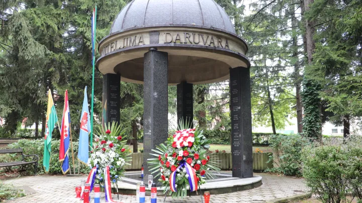 Položeni vijenci i zapaljene svijeće kod Spomenika braniteljima Daruvara u parku Antuna Jankovića/Foto: Daria Marković